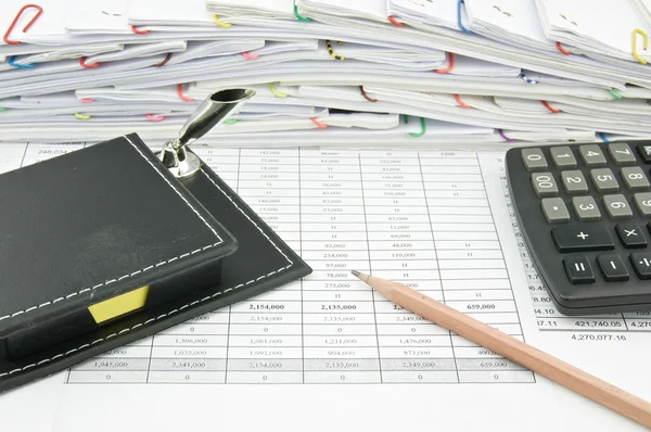 Gelben Zettel und Bleistift mit Taschenrechner verschließen — Stockfoto
