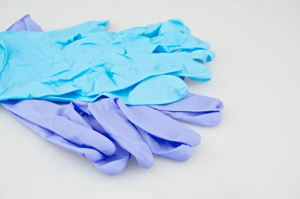 Mavi ve mor lateks eldiven — Stok fotoğraf