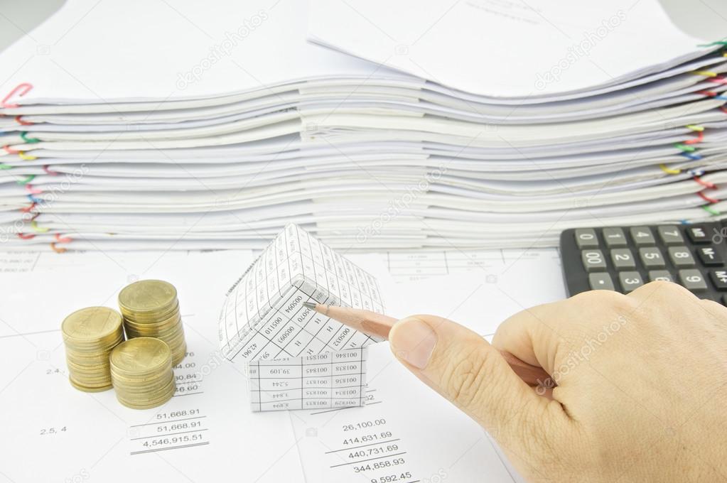 Man holding pencil slantingly over balance sheet