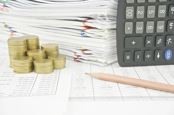 Lápis marrom colocar perto empilhar moedas de ouro e calculadora — Fotografia de Stock