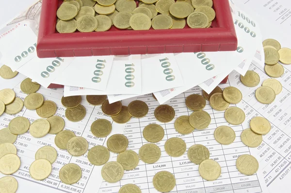 Monedas de oro en caja del tesoro rojo y billetes —  Fotos de Stock