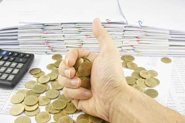 Gouden munten in de hand signaal door duim — Stockfoto