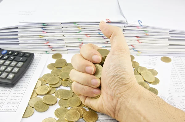 Gouden munten in de hand op financiën rekening — Stockfoto