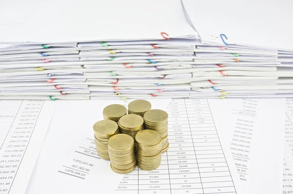 Montón de monedas de oro en la cuenta de finanzas — Foto de Stock