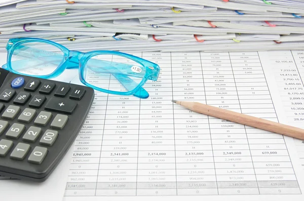 Azul óculos lápis marrom e calculadora na conta de finanças — Fotografia de Stock