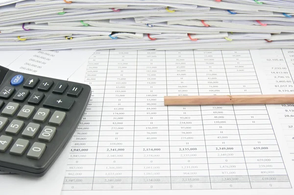 Fondo de lápiz marrón y calculadora en cuenta de finanzas — Foto de Stock