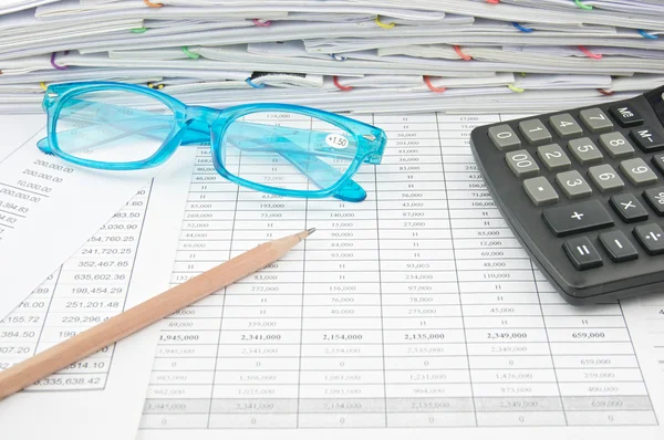 Blaue Brille brauner Bleistift und Taschenrechner auf dem Finanzkonto — Stockfoto