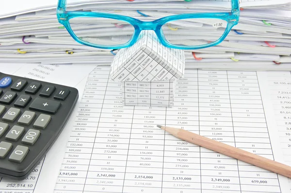 Matita marrone e occhiali blu sulla casa con conto finanza — Foto Stock