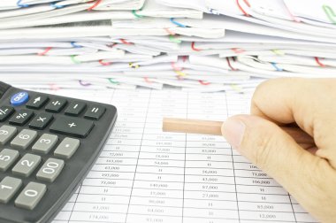 Adam Finans raporu başparmak tarafından alt kalem tutuyor