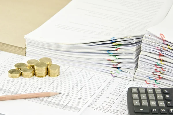 Bruin potlood en gouden munten met Rekenmachine op financiën rekening — Stockfoto