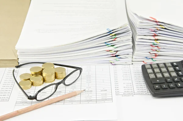 Brauner Bleistift mit Brille und Goldmünzen — Stockfoto