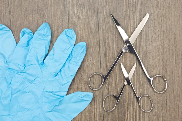 Büyük ve küçük gümüş Cerrahi makas ile mavi lateks eldiven — Stok fotoğraf