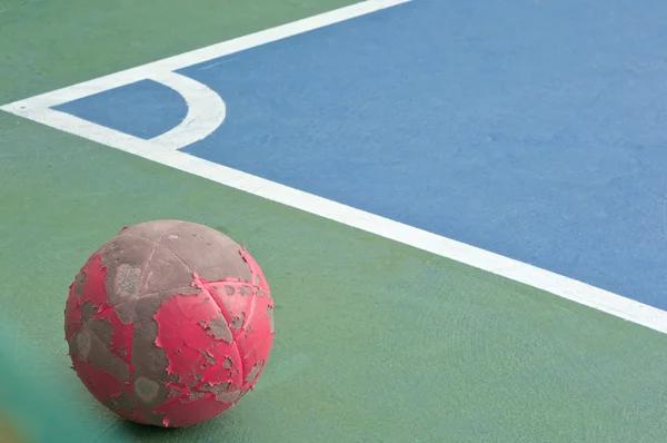 Futsal alan köşesinde eski kırmızı top — Stok fotoğraf