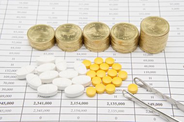 Gümüş forseps ve pill adım altın sikkeleri kazık
