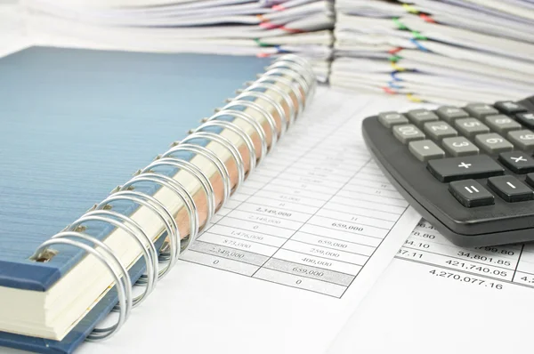 Close up pencil in notebook with calculator — Stock Photo, Image