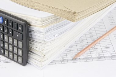 Aşırı dikey hesap makinesi ile eski evrak ve zarf