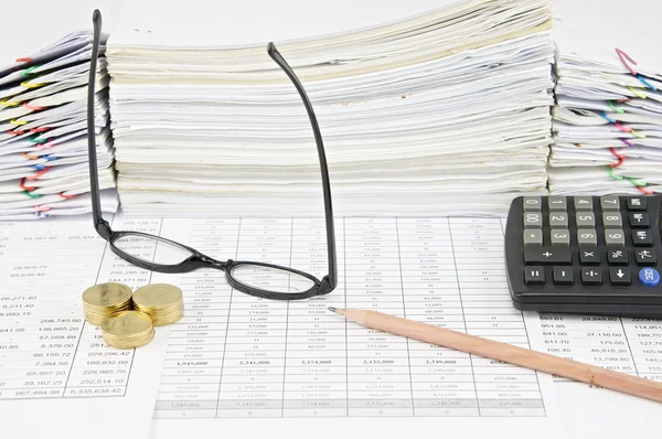 Lápiz marrón con gafas verticales y monedas de oro — Foto de Stock