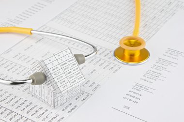 Sarı ve altın stetoskop tutam ev