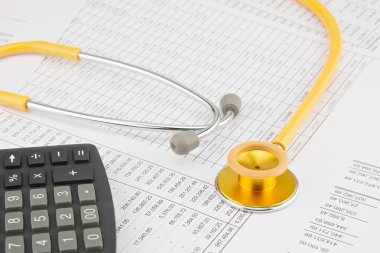 Hesap makinesi ile sarı ve altın stetoskop