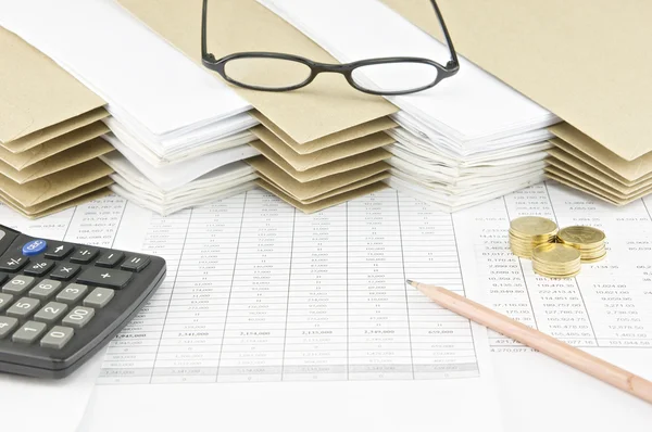 Brauner Bleistift und Stapel Goldmünzen mit Brille — Stockfoto