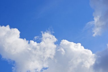 Beyaz bulut mavi gökyüzünde sol altta