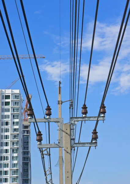 電気のポストとケーブル線と青い空 — ストック写真