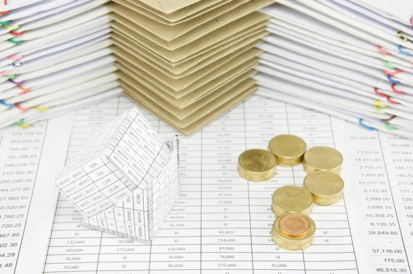Falência de casa e pilha de moedas de ouro como ponto de interrogação — Fotografia de Stock