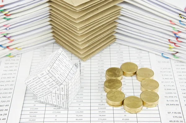 Falência de casa e pilha de moedas de ouro como zero — Fotografia de Stock