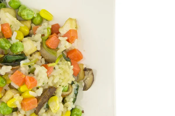 Arroz frito vegetariano aislado sobre fondo blanco — Foto de Stock