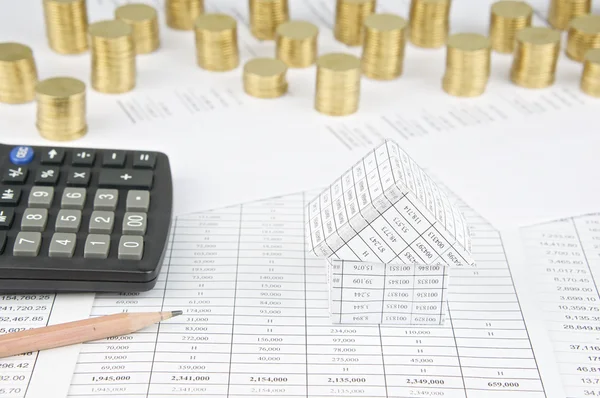 Huis met potlood en rekenmachine hebben gouden munten als achtergrond — Stockfoto