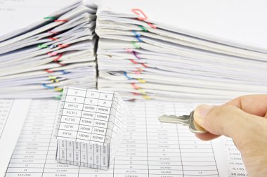 Gümüş anahtar ve Finans hesabı ev tutan adam