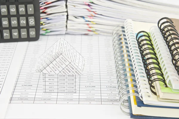 Casa e caderno com calculadora em conta financeira — Fotografia de Stock