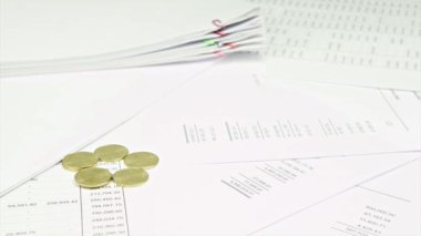 Finans hesabı zaman atlamalı olarak altın sikke yığını