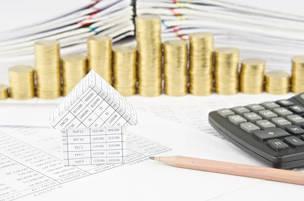 Huis en potlood met Rekenmachine op financiën rekening — Stockfoto