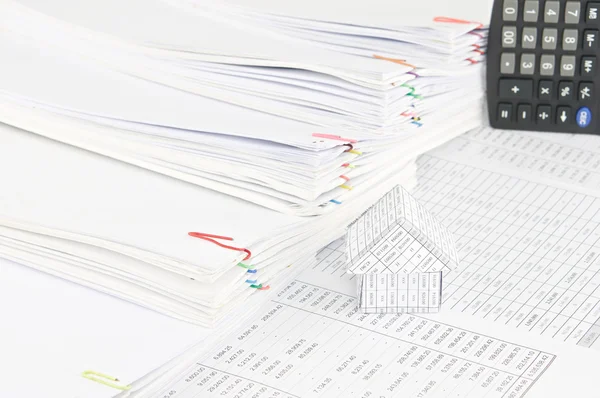 Huis met stap stapel papierwerk als achtergrond — Stockfoto