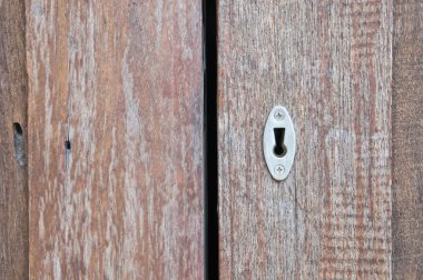 yaşlı eski anahtar deliği açık ahşap kapı