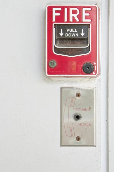 Gammal röd ruta av brandlarm på vit vägg bakgrund — Stockfoto
