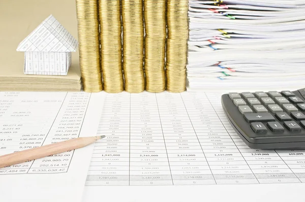 Nahaufnahme Bleistift auf Finanzkonto haben Haus auf Umschlag — Stockfoto