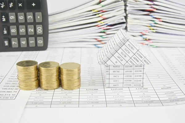 Stapel van gouden munten en huis met Rekenmachine plaats verticaal — Stockfoto