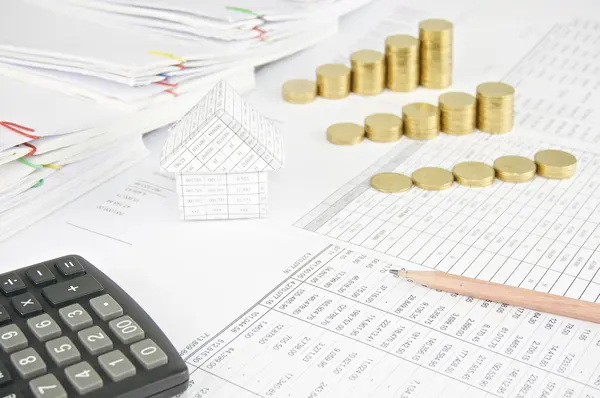 Bleistift mit Haus und Gruppenstufe Stapel von Goldmünzen — Stockfoto