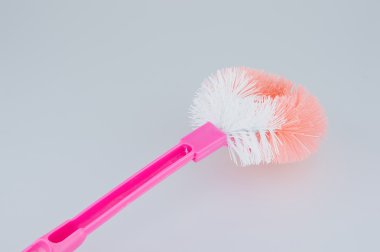 Beyaz arka plan üzerinde baş aşağı koymak plastik tuvalet fırçası