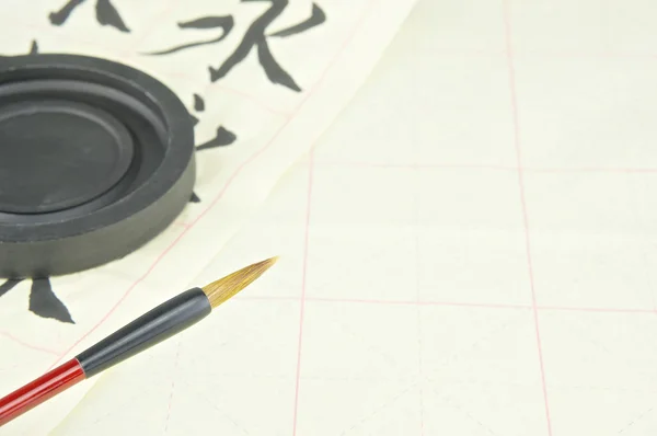 中国在实践纸张上书写毛笔和墨石 — 图库照片