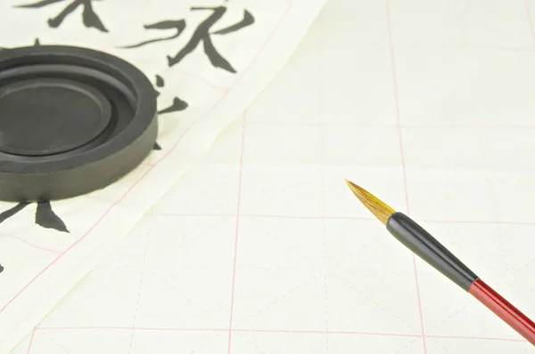 右下角的中文书写笔和墨石 — 图库照片