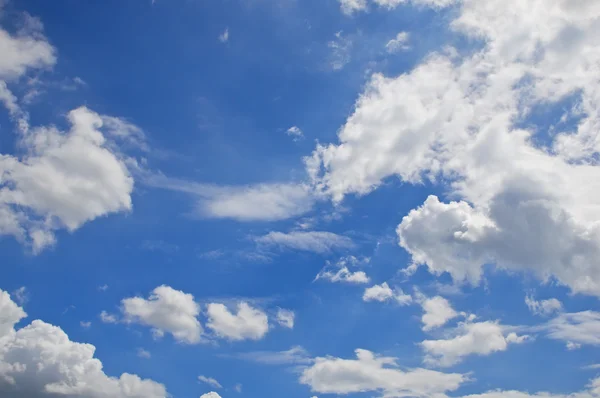 白云像蓝天上的龙 — 图库照片