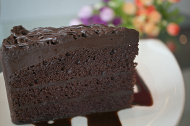 Bulanık çiçek ile koyu çikolatalı kek parçası