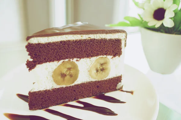 Pedazo de chocolate con pastel de plátano en estilo vintage — Foto de Stock