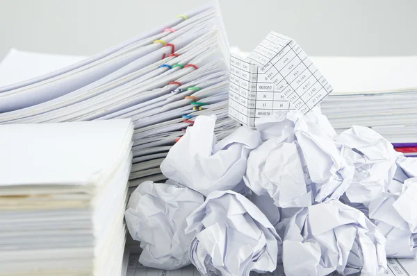 Falência de casa em cima da bola de papel de pilha — Fotografia de Stock