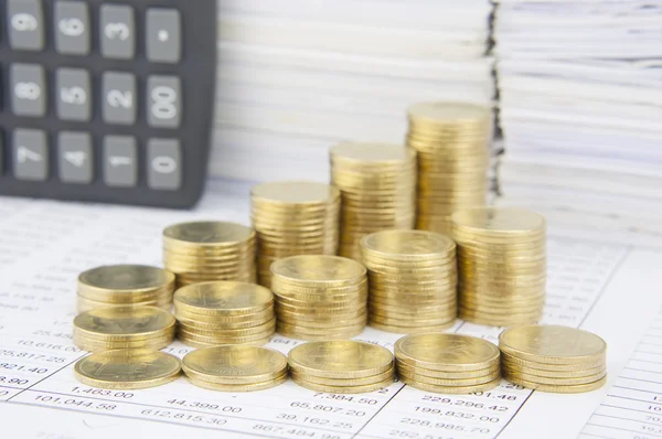 Stap stapel van gouden munten op financiën rekening — Stockfoto