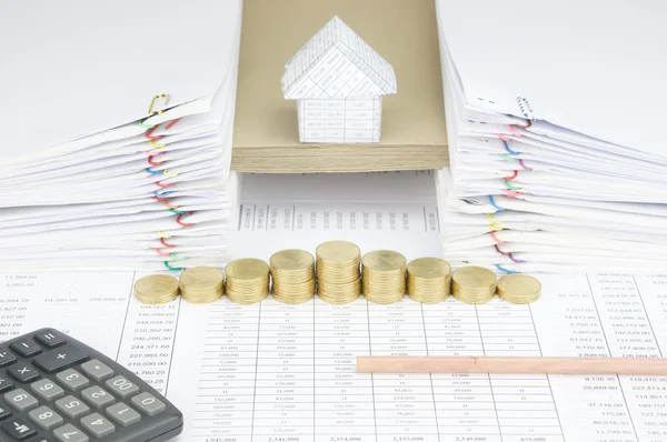 Onderkant van potlood huis hebben op envelop tussen papierwerk — Stockfoto