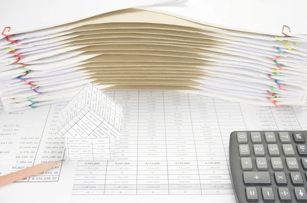 Casa e lápis em conta financeira têm envelope entre papelada — Fotografia de Stock